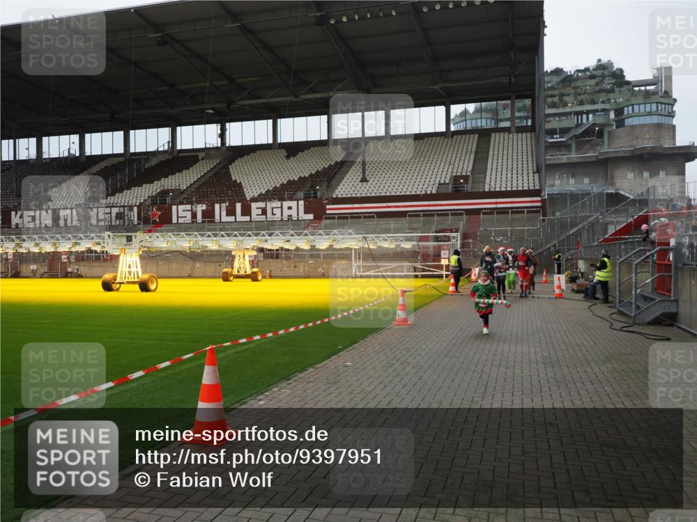 07.12.2025 - St. Pauli X-Mass-Run No. 15 Fabian Wolf http://msf.ph/oto/9397951 07.12.2025 10:48:07 Ziel 472, 513, 553, 1195, 2028, 2146, 2147, 2339, 2501, 2608, 2611, 3018, 3598, 4229 meine-sportfotos.de