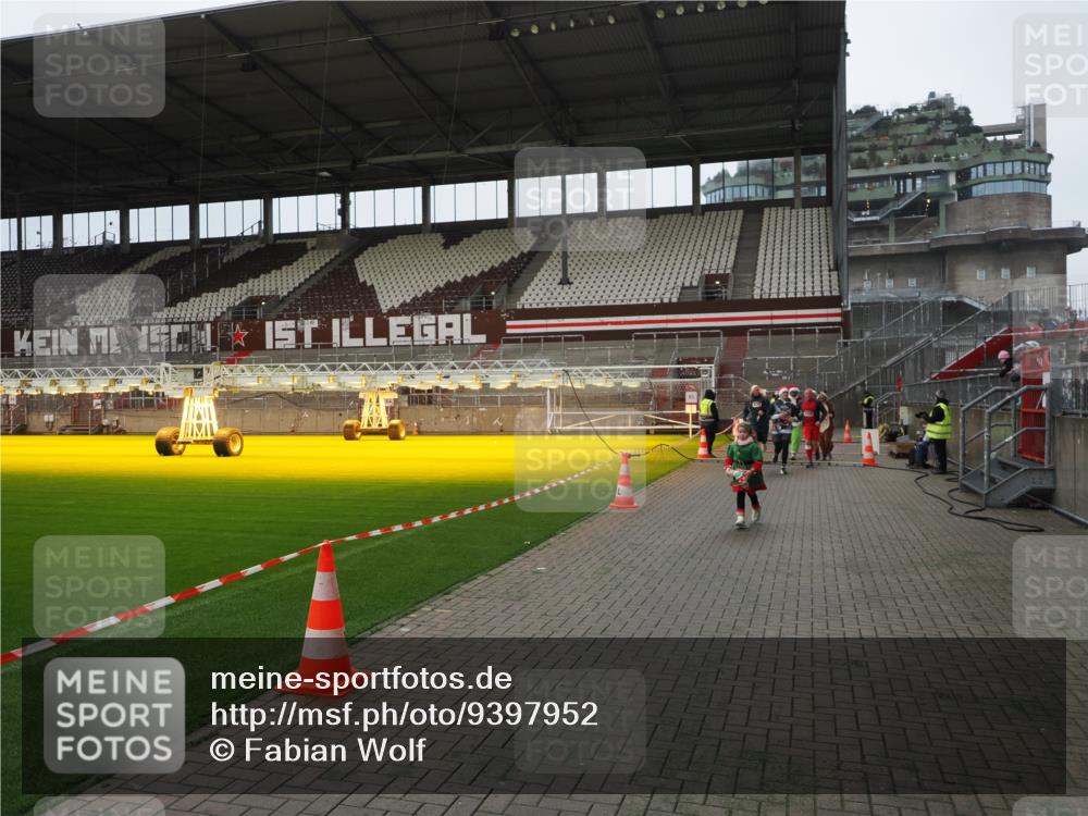 07.12.2025 - St. Pauli X-Mass-Run No. 15 Fabian Wolf http://msf.ph/oto/9397952 07.12.2025 10:48:07 Ziel 472, 513, 553, 1195, 2028, 2146, 2147, 2339, 2501, 2608, 2611, 3018, 3598, 4229 meine-sportfotos.de