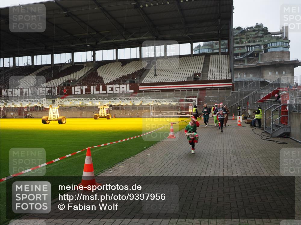 07.12.2025 - St. Pauli X-Mass-Run No. 15 Fabian Wolf http://msf.ph/oto/9397956 07.12.2025 10:48:08 Ziel 472, 1195, 2028, 2146, 2147, 2339, 2501, 2608, 2611, 3018, 3598, 4229 meine-sportfotos.de