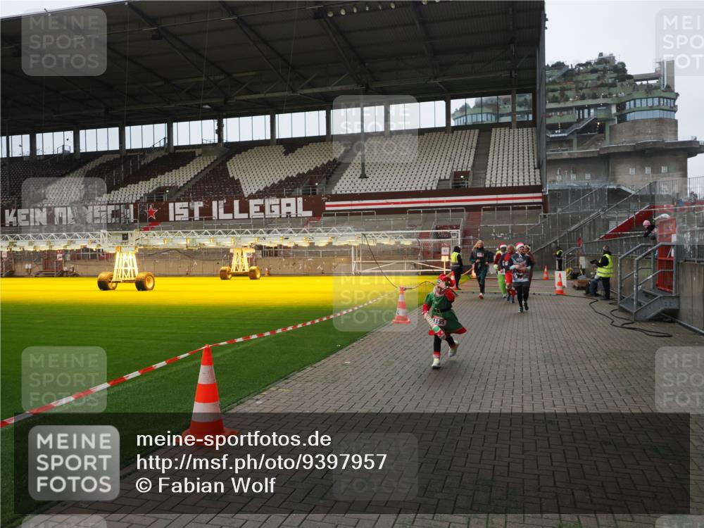 07.12.2025 - St. Pauli X-Mass-Run No. 15 Fabian Wolf http://msf.ph/oto/9397957 07.12.2025 10:48:08 Ziel 472, 1195, 2028, 2146, 2147, 2339, 2501, 2608, 2611, 3018, 3598, 4229 meine-sportfotos.de