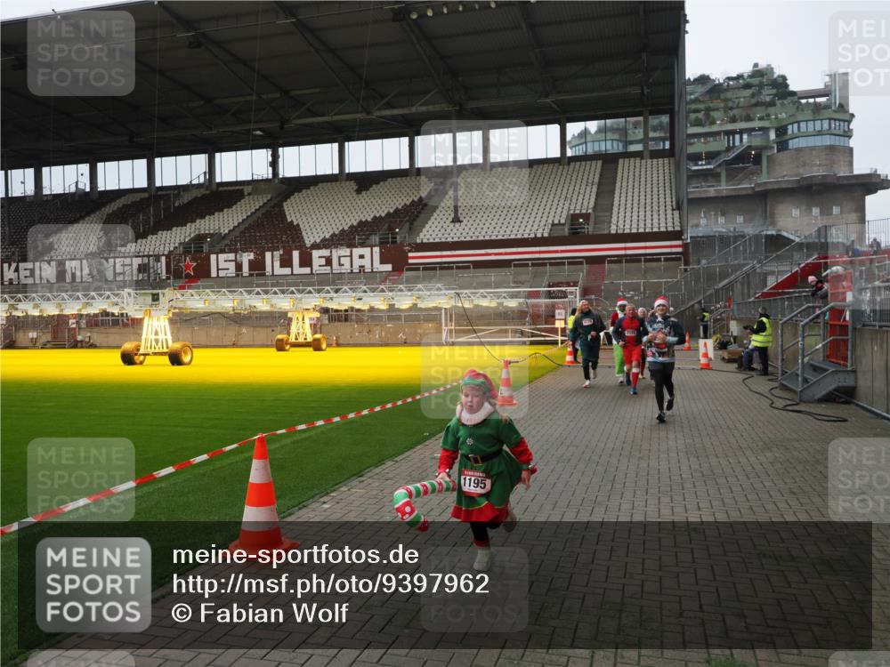 07.12.2025 - St. Pauli X-Mass-Run No. 15 Fabian Wolf http://msf.ph/oto/9397962 07.12.2025 10:48:10 Ziel 472, 876, 1195, 2028, 2146, 2147, 2339, 2501, 3018, 3598, 4229 meine-sportfotos.de
