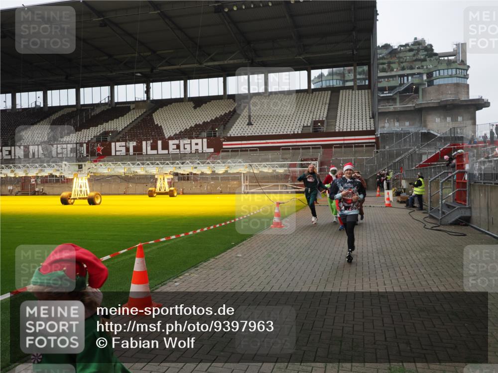 07.12.2025 - St. Pauli X-Mass-Run No. 15 Fabian Wolf http://msf.ph/oto/9397963 07.12.2025 10:48:11 Ziel 472, 876, 1195, 2028, 2146, 2147, 2339, 2501, 3018, 3598, 4229 meine-sportfotos.de