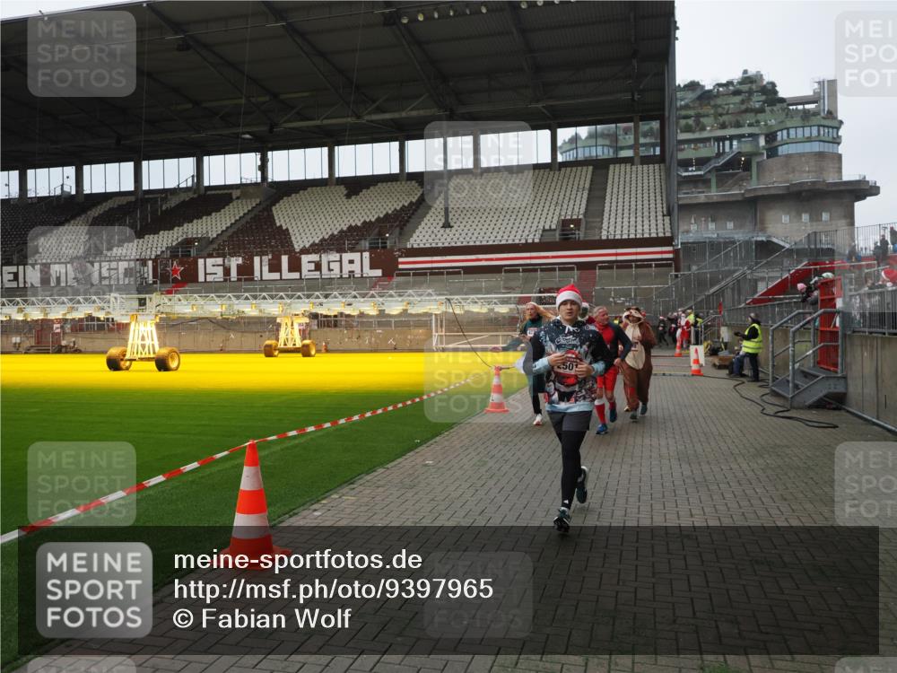 07.12.2025 - St. Pauli X-Mass-Run No. 15 Fabian Wolf http://msf.ph/oto/9397965 07.12.2025 10:48:11 Ziel 472, 876, 1195, 2028, 2146, 2147, 2339, 2501, 3018, 3598, 4229 meine-sportfotos.de