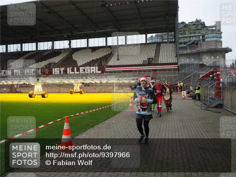 07.12.2025 - St. Pauli X-Mass-Run No. 15 Fabian Wolf http://msf.ph/oto/9397966 07.12.2025 10:48:11 Ziel 472, 876, 1195, 2028, 2146, 2147, 2339, 2501, 3018, 3598, 4229 meine-sportfotos.de