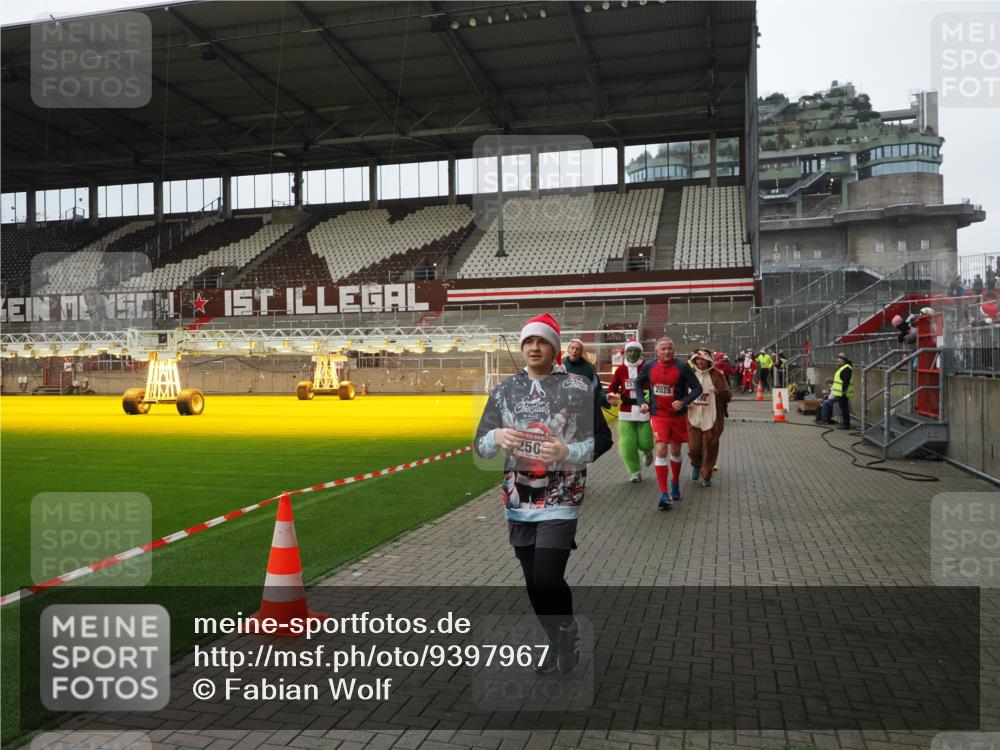 07.12.2025 - St. Pauli X-Mass-Run No. 15 Fabian Wolf http://msf.ph/oto/9397967 07.12.2025 10:48:12 Ziel 472, 876, 1195, 2028, 2146, 2147, 2339, 2501, 3018, 3598, 4229 meine-sportfotos.de