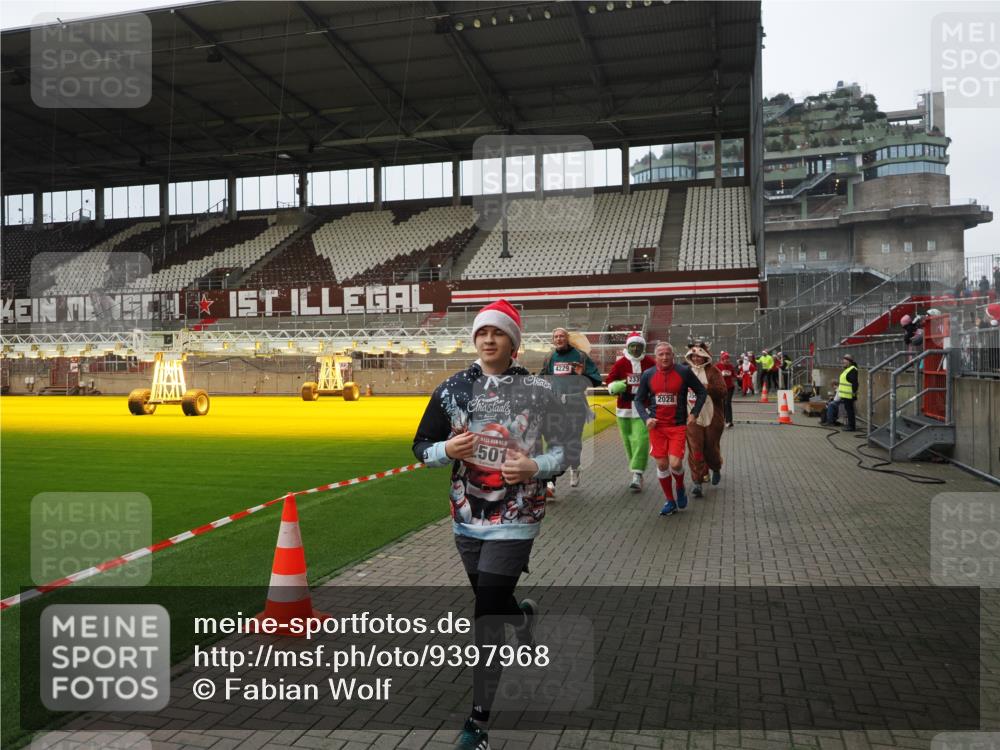 07.12.2025 - St. Pauli X-Mass-Run No. 15 Fabian Wolf http://msf.ph/oto/9397968 07.12.2025 10:48:12 Ziel 472, 876, 1195, 2028, 2146, 2147, 2339, 2501, 3018, 3598, 4229 meine-sportfotos.de