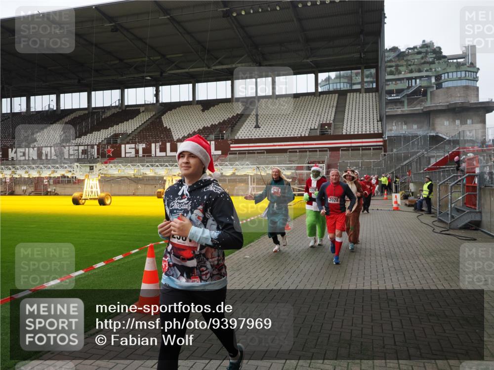 07.12.2025 - St. Pauli X-Mass-Run No. 15 Fabian Wolf http://msf.ph/oto/9397969 07.12.2025 10:48:12 Ziel 472, 876, 1195, 2028, 2146, 2147, 2339, 2501, 3018, 3598, 4229 meine-sportfotos.de