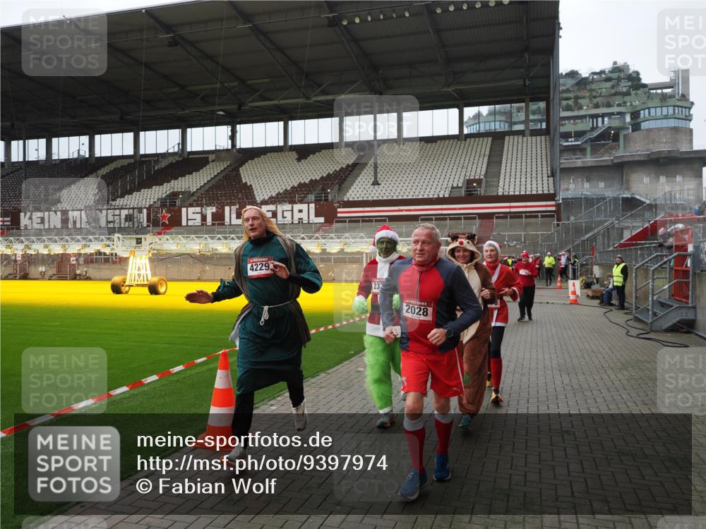 07.12.2025 - St. Pauli X-Mass-Run No. 15 Fabian Wolf http://msf.ph/oto/9397974 07.12.2025 10:48:14 Ziel 472, 876, 1195, 2028, 2146, 2147, 2339, 2501, 3018, 3598, 4229 meine-sportfotos.de