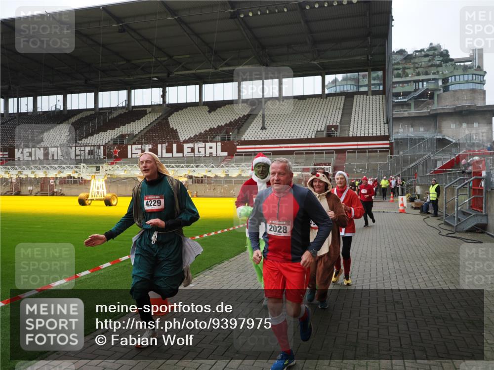 07.12.2025 - St. Pauli X-Mass-Run No. 15 Fabian Wolf http://msf.ph/oto/9397975 07.12.2025 10:48:14 Ziel 472, 876, 1195, 2028, 2146, 2147, 2339, 2501, 3018, 3598, 4229 meine-sportfotos.de