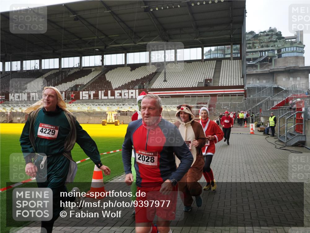 07.12.2025 - St. Pauli X-Mass-Run No. 15 Fabian Wolf http://msf.ph/oto/9397977 07.12.2025 10:48:14 Ziel 472, 876, 1195, 2028, 2146, 2147, 2339, 2501, 3018, 3598, 4229 meine-sportfotos.de