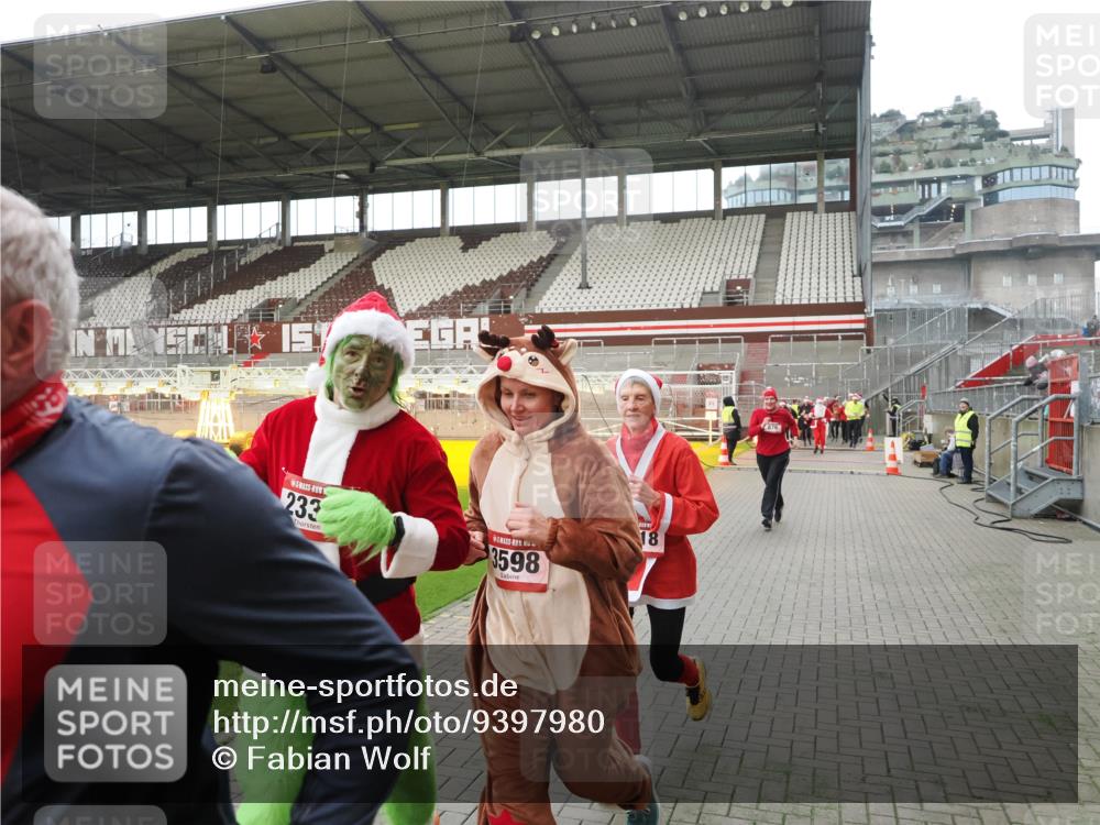 07.12.2025 - St. Pauli X-Mass-Run No. 15 Fabian Wolf http://msf.ph/oto/9397980 07.12.2025 10:48:15 Ziel 876, 1195, 2028, 2146, 2147, 2339, 2501, 3018, 3598, 4229 meine-sportfotos.de