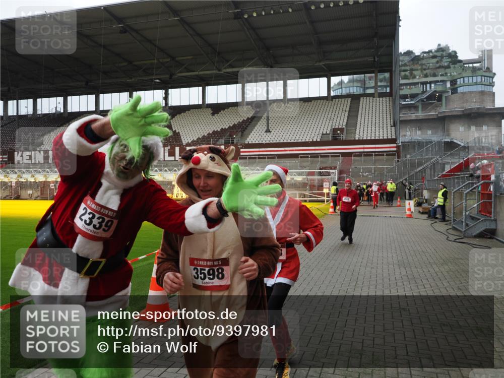 07.12.2025 - St. Pauli X-Mass-Run No. 15 Fabian Wolf http://msf.ph/oto/9397981 07.12.2025 10:48:15 Ziel 876, 1195, 2028, 2146, 2147, 2339, 2501, 3018, 3598, 4229 meine-sportfotos.de