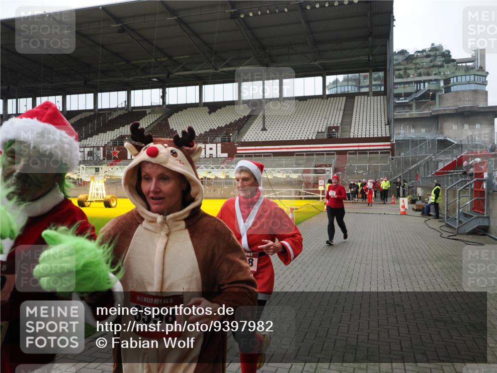 07.12.2025 - St. Pauli X-Mass-Run No. 15 Fabian Wolf http://msf.ph/oto/9397982 07.12.2025 10:48:15 Ziel 876, 1195, 2028, 2146, 2147, 2339, 2501, 3018, 3598, 4229 meine-sportfotos.de