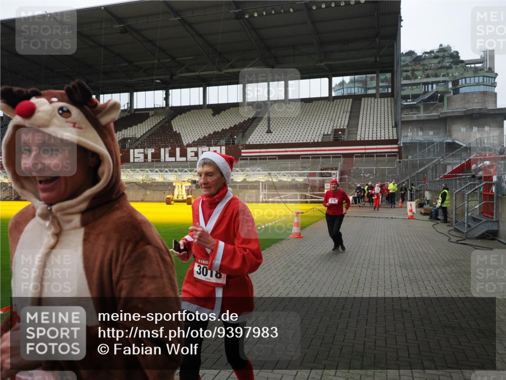 07.12.2025 - St. Pauli X-Mass-Run No. 15 Fabian Wolf http://msf.ph/oto/9397983 07.12.2025 10:48:16 Ziel 876, 1195, 2028, 2146, 2147, 2339, 2501, 2803, 3018, 3598, 4229 meine-sportfotos.de