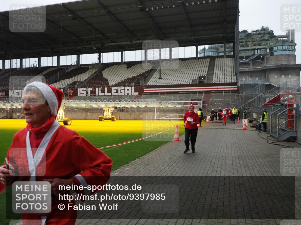 07.12.2025 - St. Pauli X-Mass-Run No. 15 Fabian Wolf http://msf.ph/oto/9397985 07.12.2025 10:48:16 Ziel 876, 1195, 2028, 2146, 2147, 2339, 2501, 2803, 3018, 3598, 4229 meine-sportfotos.de