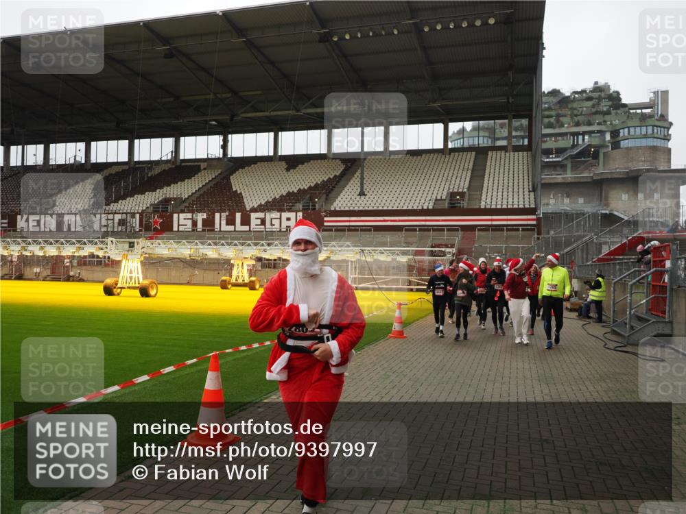 07.12.2025 - St. Pauli X-Mass-Run No. 15 Fabian Wolf http://msf.ph/oto/9397997 07.12.2025 10:48:24 Ziel 577, 876, 1265, 1267, 2028, 2232, 2233, 2235, 2239, 2241, 2339, 2501, 2796, 2797, 2803, 3018, 3598, 4229, 4447, 4598 meine-sportfotos.de