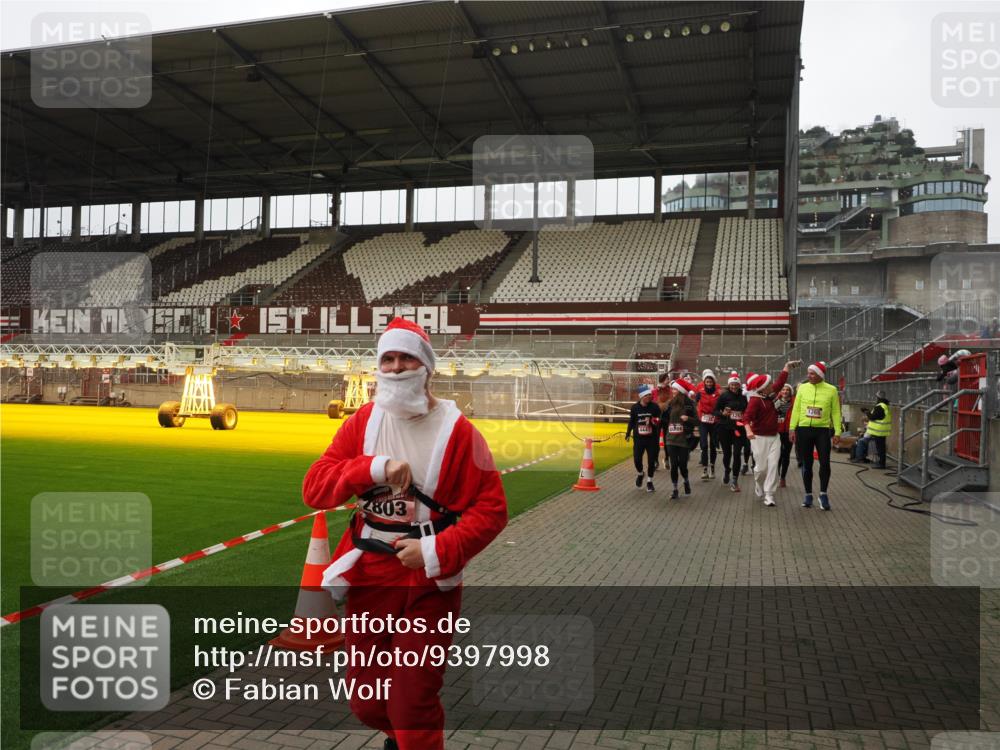 07.12.2025 - St. Pauli X-Mass-Run No. 15 Fabian Wolf http://msf.ph/oto/9397998 07.12.2025 10:48:24 Ziel 577, 876, 1265, 1267, 2028, 2232, 2233, 2235, 2239, 2241, 2339, 2501, 2796, 2797, 2803, 3018, 3598, 4229, 4447, 4598 meine-sportfotos.de