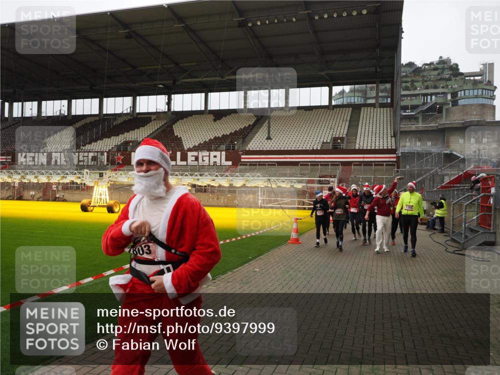 07.12.2025 - St. Pauli X-Mass-Run No. 15 Fabian Wolf http://msf.ph/oto/9397999 07.12.2025 10:48:25 Ziel 577, 876, 1265, 1267, 2028, 2232, 2233, 2235, 2239, 2241, 2339, 2501, 2796, 2797, 2803, 3018, 3598, 4229, 4447, 4598 meine-sportfotos.de