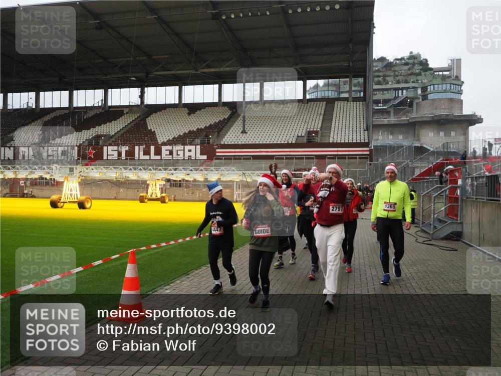 07.12.2025 - St. Pauli X-Mass-Run No. 15 Fabian Wolf http://msf.ph/oto/9398002 07.12.2025 10:48:27 Ziel 577, 633, 876, 1265, 1267, 2232, 2233, 2235, 2239, 2241, 2796, 2797, 2803, 4447, 4598 meine-sportfotos.de