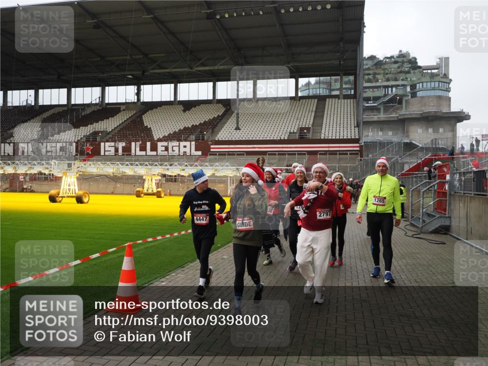 07.12.2025 - St. Pauli X-Mass-Run No. 15 Fabian Wolf http://msf.ph/oto/9398003 07.12.2025 10:48:28 Ziel 233, 577, 633, 876, 1265, 1267, 2232, 2233, 2235, 2239, 2241, 2796, 2797, 2803, 4447, 4598 meine-sportfotos.de