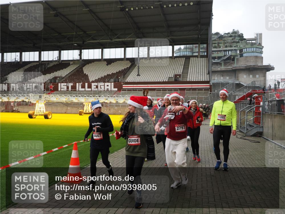 07.12.2025 - St. Pauli X-Mass-Run No. 15 Fabian Wolf http://msf.ph/oto/9398005 07.12.2025 10:48:28 Ziel 233, 577, 633, 876, 1265, 1267, 2232, 2233, 2235, 2239, 2241, 2796, 2797, 2803, 4447, 4598 meine-sportfotos.de