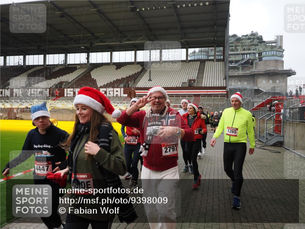 07.12.2025 - St. Pauli X-Mass-Run No. 15 Fabian Wolf http://msf.ph/oto/9398009 07.12.2025 10:48:29 Ziel 233, 290, 577, 633, 876, 935, 1265, 1267, 1517, 1521, 2232, 2233, 2235, 2239, 2241, 2796, 2797, 2803, 4447, 4598 meine-sportfotos.de