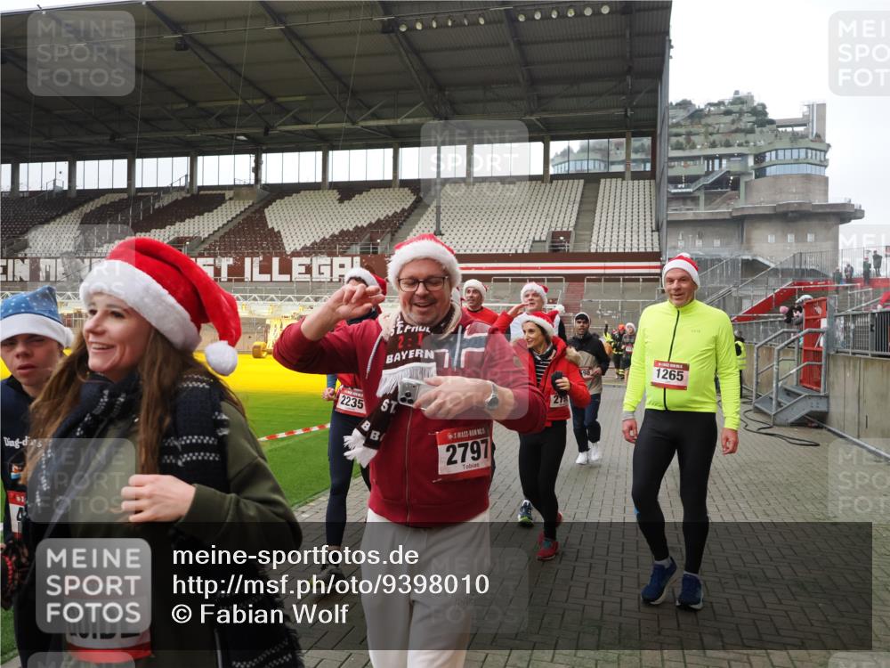 07.12.2025 - St. Pauli X-Mass-Run No. 15 Fabian Wolf http://msf.ph/oto/9398010 07.12.2025 10:48:29 Ziel 233, 290, 577, 633, 876, 935, 1265, 1267, 1517, 1521, 2232, 2233, 2235, 2239, 2241, 2796, 2797, 2803, 4447, 4598 meine-sportfotos.de