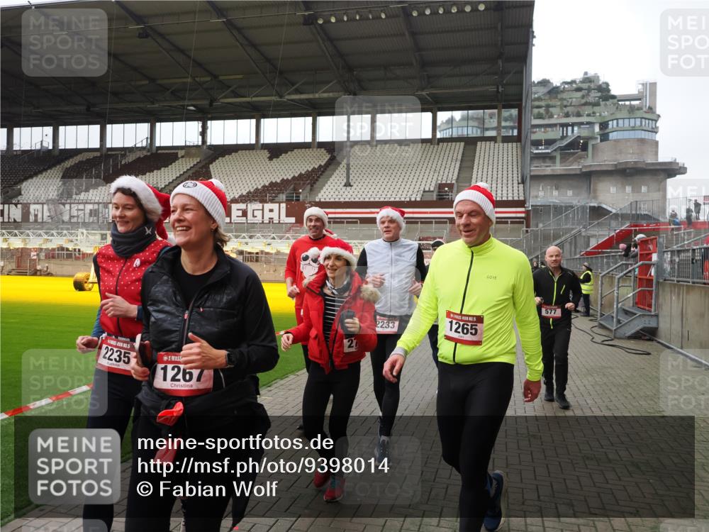 07.12.2025 - St. Pauli X-Mass-Run No. 15 Fabian Wolf http://msf.ph/oto/9398014 07.12.2025 10:48:30 Ziel 233, 290, 577, 633, 876, 935, 1265, 1267, 1515, 1516, 1517, 1521, 2232, 2233, 2235, 2239, 2241, 2796, 2797, 2803, 4447, 4598 meine-sportfotos.de