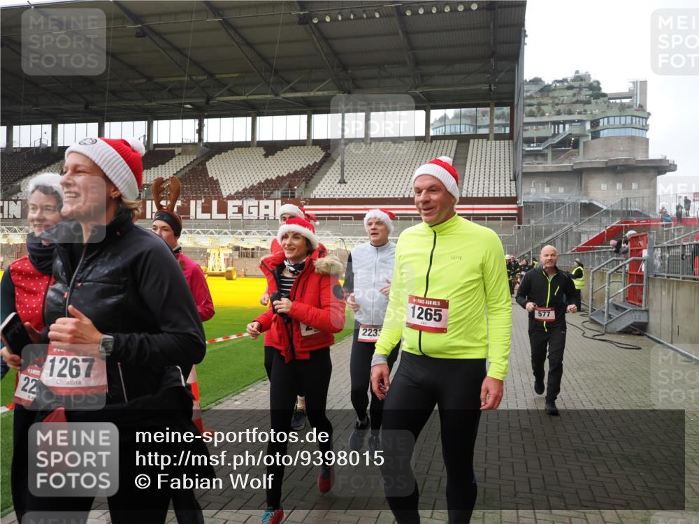 07.12.2025 - St. Pauli X-Mass-Run No. 15 Fabian Wolf http://msf.ph/oto/9398015 07.12.2025 10:48:30 Ziel 233, 290, 577, 633, 876, 935, 1265, 1267, 1515, 1516, 1517, 1521, 2232, 2233, 2235, 2239, 2241, 2796, 2797, 2803, 4447, 4598 meine-sportfotos.de
