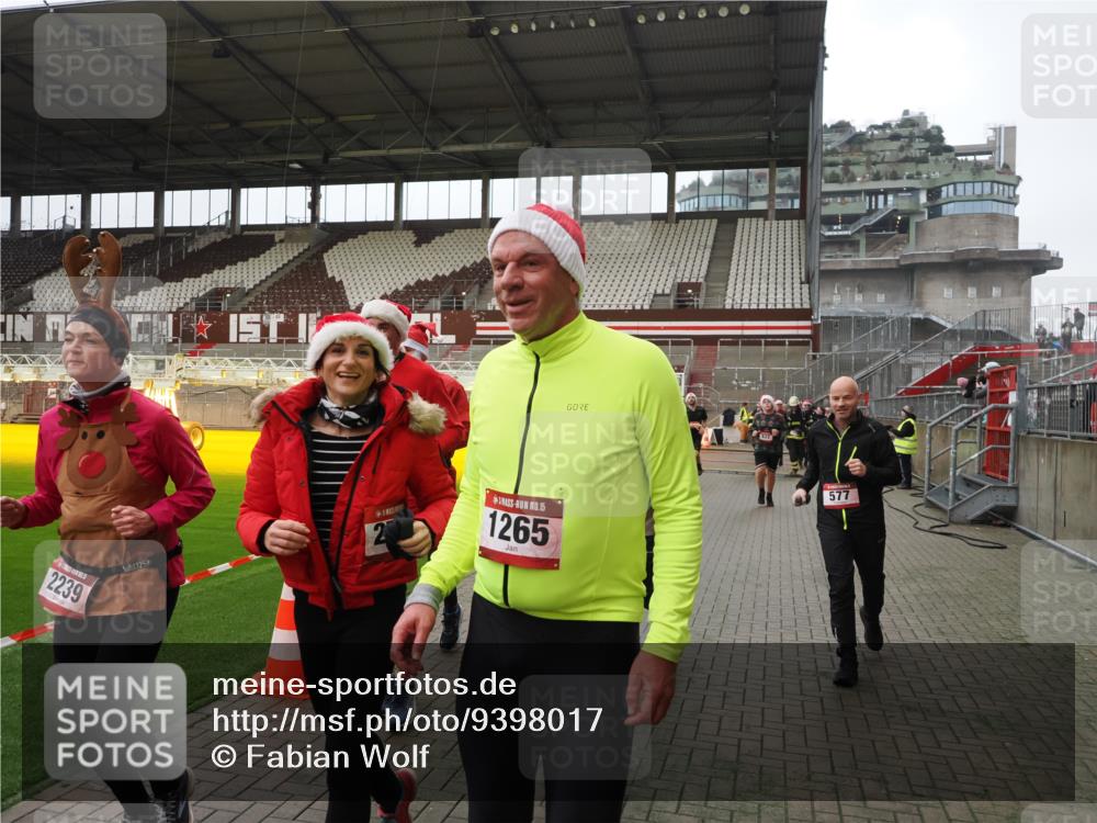 07.12.2025 - St. Pauli X-Mass-Run No. 15 Fabian Wolf http://msf.ph/oto/9398017 07.12.2025 10:48:30 Ziel 233, 290, 577, 633, 876, 935, 1265, 1267, 1515, 1516, 1517, 1521, 2232, 2233, 2235, 2239, 2241, 2796, 2797, 2803, 4447, 4598 meine-sportfotos.de