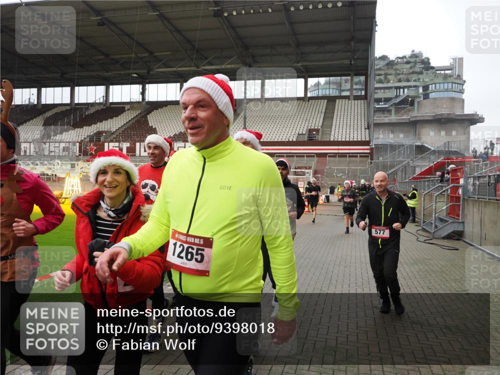 07.12.2025 - St. Pauli X-Mass-Run No. 15 Fabian Wolf http://msf.ph/oto/9398018 07.12.2025 10:48:30 Ziel 233, 290, 577, 633, 876, 935, 1265, 1267, 1515, 1516, 1517, 1521, 2232, 2233, 2235, 2239, 2241, 2796, 2797, 2803, 4447, 4598 meine-sportfotos.de
