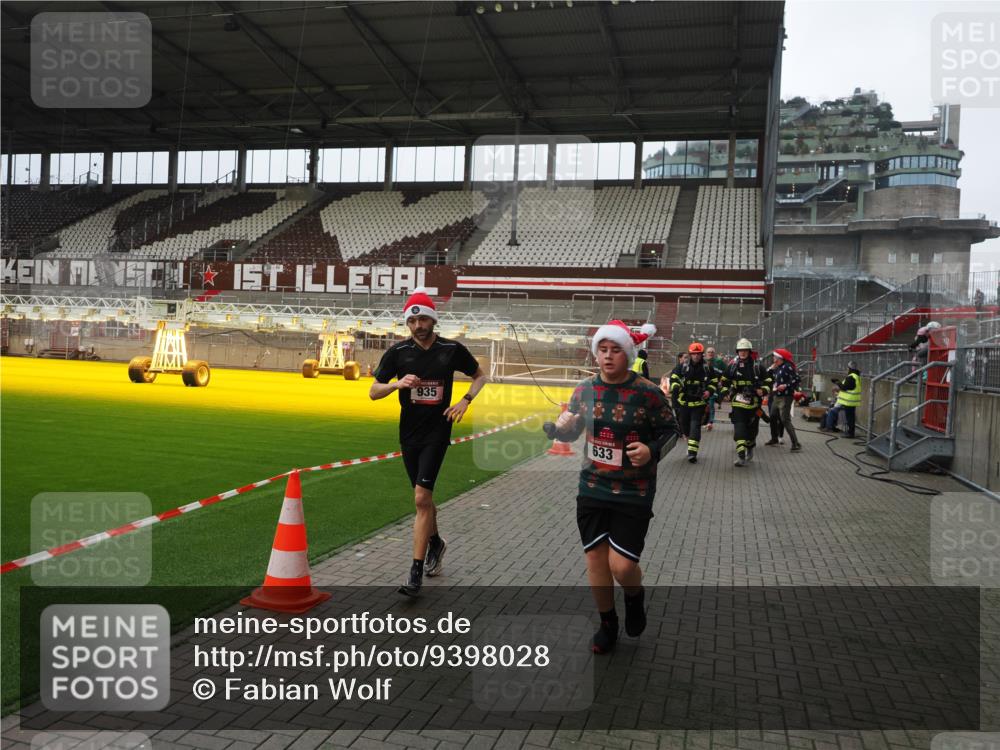 07.12.2025 - St. Pauli X-Mass-Run No. 15 Fabian Wolf http://msf.ph/oto/9398028 07.12.2025 10:48:34 Ziel 233, 290, 577, 633, 935, 1009, 1087, 1265, 1267, 1515, 1516, 1517, 1521, 2232, 2233, 2235, 2239, 2241, 2796, 2797, 2803, 3017, 3019, 4447, 4598 meine-sportfotos.de