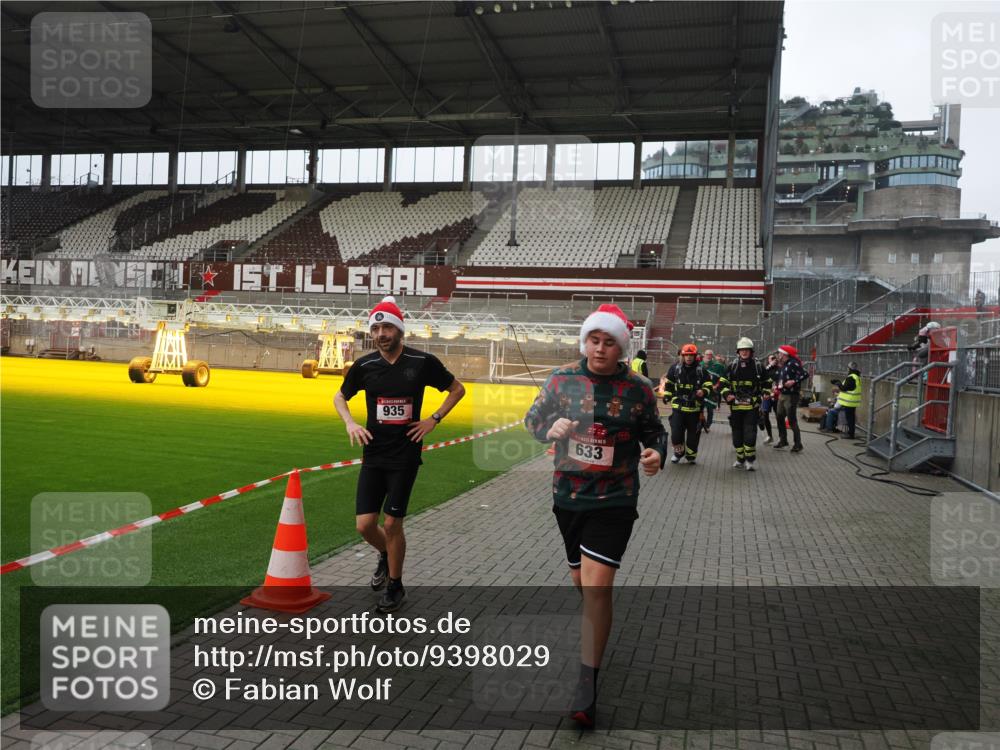 07.12.2025 - St. Pauli X-Mass-Run No. 15 Fabian Wolf http://msf.ph/oto/9398029 07.12.2025 10:48:34 Ziel 233, 290, 577, 633, 935, 1009, 1087, 1265, 1267, 1515, 1516, 1517, 1521, 2232, 2233, 2235, 2239, 2241, 2796, 2797, 2803, 3017, 3019, 4447, 4598 meine-sportfotos.de
