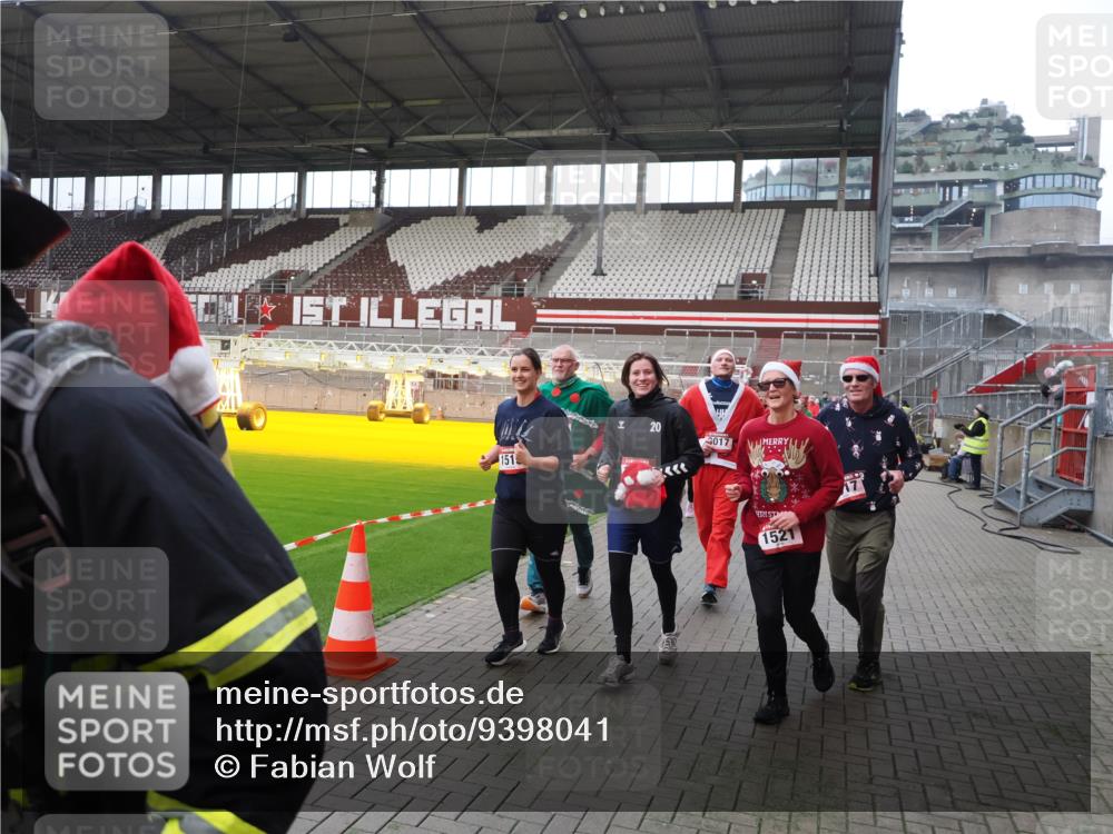 07.12.2025 - St. Pauli X-Mass-Run No. 15 Fabian Wolf http://msf.ph/oto/9398041 07.12.2025 10:48:40 Ziel 233, 290, 577, 633, 935, 1009, 1087, 1188, 1189, 1515, 1516, 1517, 1521, 1895, 2232, 2233, 2239, 2241, 2268, 2269, 3017, 3019, 3346, 4598 meine-sportfotos.de