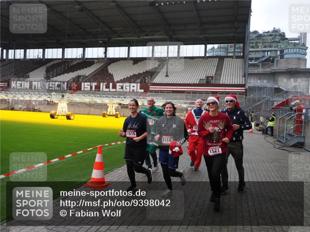 07.12.2025 - St. Pauli X-Mass-Run No. 15 Fabian Wolf http://msf.ph/oto/9398042 07.12.2025 10:48:40 Ziel 233, 290, 577, 633, 935, 1009, 1087, 1188, 1189, 1515, 1516, 1517, 1521, 1895, 2232, 2233, 2239, 2241, 2268, 2269, 3017, 3019, 3346, 4598 meine-sportfotos.de