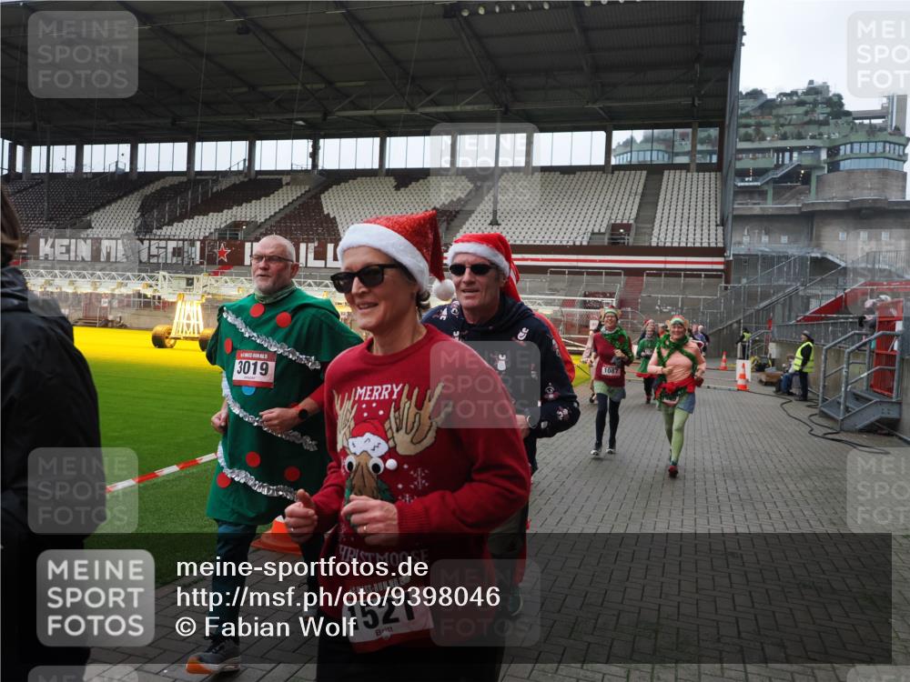 07.12.2025 - St. Pauli X-Mass-Run No. 15 Fabian Wolf http://msf.ph/oto/9398046 07.12.2025 10:48:41 Ziel 233, 290, 577, 592, 633, 935, 1009, 1087, 1188, 1189, 1515, 1516, 1517, 1521, 1895, 2232, 2268, 2269, 3017, 3019, 3346, 4598 meine-sportfotos.de