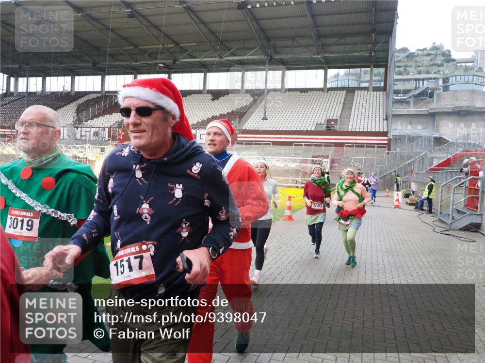 07.12.2025 - St. Pauli X-Mass-Run No. 15 Fabian Wolf http://msf.ph/oto/9398047 07.12.2025 10:48:42 Ziel 233, 290, 590, 592, 633, 935, 1009, 1087, 1188, 1189, 1515, 1516, 1517, 1521, 1895, 2268, 2269, 3017, 3019, 3346, 4598 meine-sportfotos.de