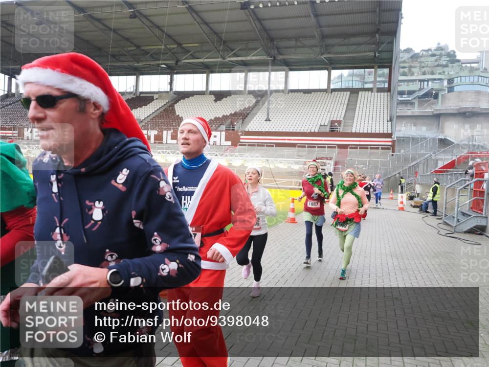 07.12.2025 - St. Pauli X-Mass-Run No. 15 Fabian Wolf http://msf.ph/oto/9398048 07.12.2025 10:48:42 Ziel 233, 290, 590, 592, 633, 935, 1009, 1087, 1188, 1189, 1515, 1516, 1517, 1521, 1895, 2268, 2269, 3017, 3019, 3346, 4598 meine-sportfotos.de