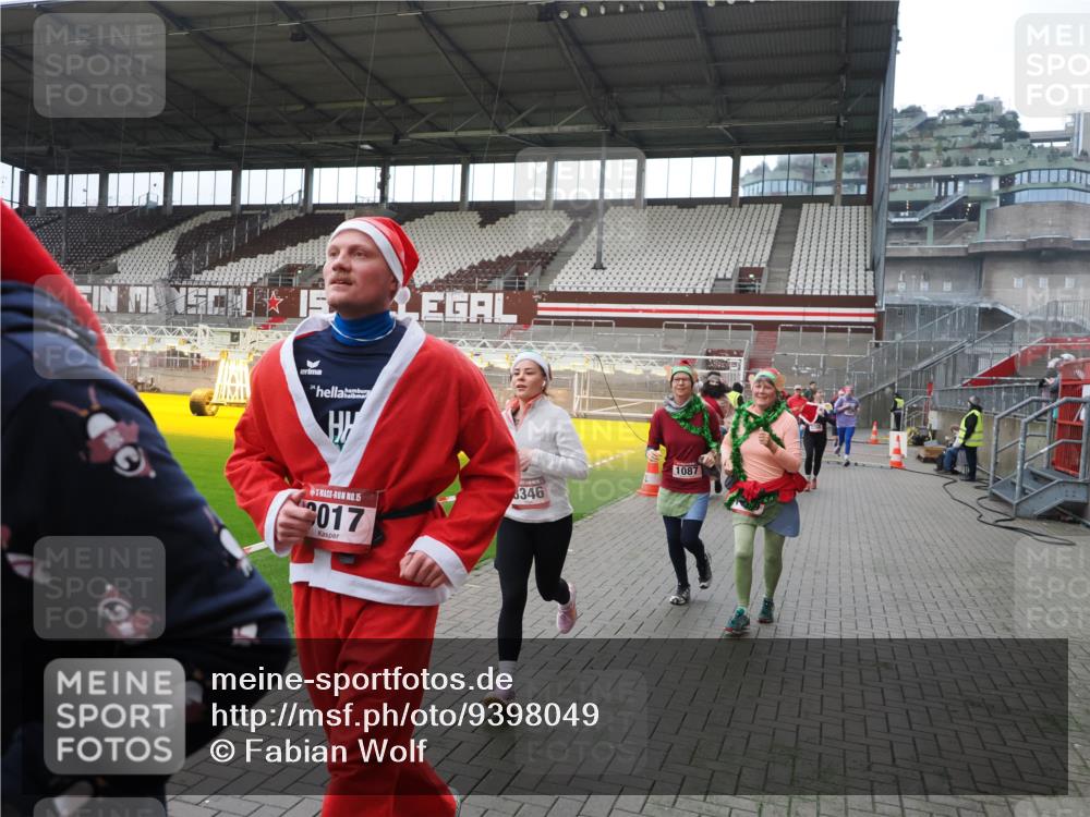 07.12.2025 - St. Pauli X-Mass-Run No. 15 Fabian Wolf http://msf.ph/oto/9398049 07.12.2025 10:48:42 Ziel 233, 290, 590, 592, 633, 935, 1009, 1087, 1188, 1189, 1515, 1516, 1517, 1521, 1895, 2268, 2269, 3017, 3019, 3346, 4598 meine-sportfotos.de