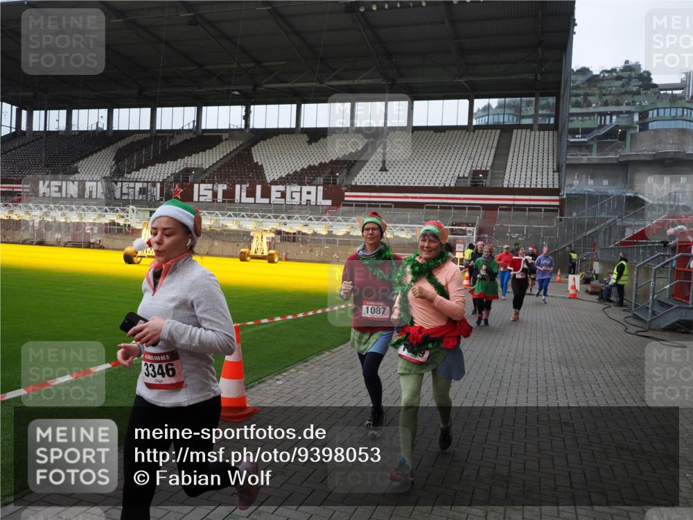 07.12.2025 - St. Pauli X-Mass-Run No. 15 Fabian Wolf http://msf.ph/oto/9398053 07.12.2025 10:48:43 Ziel 233, 290, 590, 592, 633, 935, 1009, 1087, 1188, 1189, 1515, 1516, 1517, 1521, 1895, 2268, 2269, 2512, 3017, 3019, 3346 meine-sportfotos.de