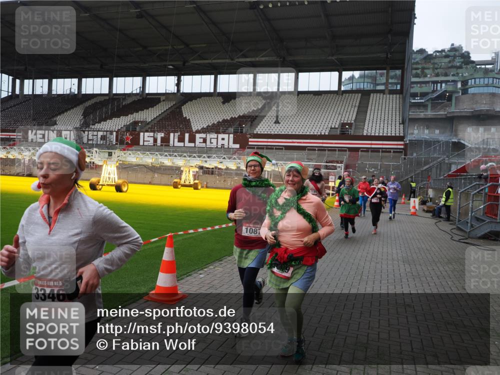 07.12.2025 - St. Pauli X-Mass-Run No. 15 Fabian Wolf http://msf.ph/oto/9398054 07.12.2025 10:48:43 Ziel 233, 290, 590, 592, 633, 935, 1009, 1087, 1188, 1189, 1515, 1516, 1517, 1521, 1895, 2268, 2269, 2512, 3017, 3019, 3346 meine-sportfotos.de