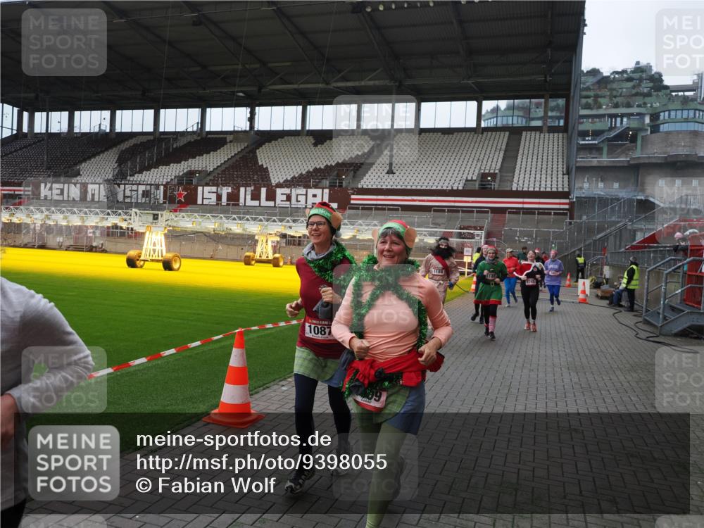 07.12.2025 - St. Pauli X-Mass-Run No. 15 Fabian Wolf http://msf.ph/oto/9398055 07.12.2025 10:48:43 Ziel 233, 290, 590, 592, 633, 935, 1009, 1087, 1188, 1189, 1515, 1516, 1517, 1521, 1895, 2268, 2269, 2512, 3017, 3019, 3346 meine-sportfotos.de