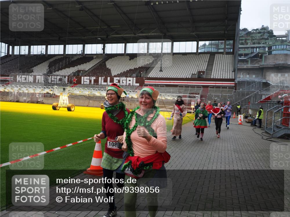 07.12.2025 - St. Pauli X-Mass-Run No. 15 Fabian Wolf http://msf.ph/oto/9398056 07.12.2025 10:48:44 Ziel 233, 290, 590, 592, 633, 935, 1009, 1087, 1188, 1189, 1515, 1516, 1517, 1521, 1895, 2268, 2269, 2512, 2515, 3017, 3019, 3346 meine-sportfotos.de