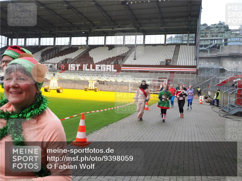 07.12.2025 - St. Pauli X-Mass-Run No. 15 Fabian Wolf http://msf.ph/oto/9398059 07.12.2025 10:48:44 Ziel 233, 290, 590, 592, 633, 935, 1009, 1087, 1188, 1189, 1515, 1516, 1517, 1521, 1895, 2268, 2269, 2512, 2515, 3017, 3019, 3346 meine-sportfotos.de