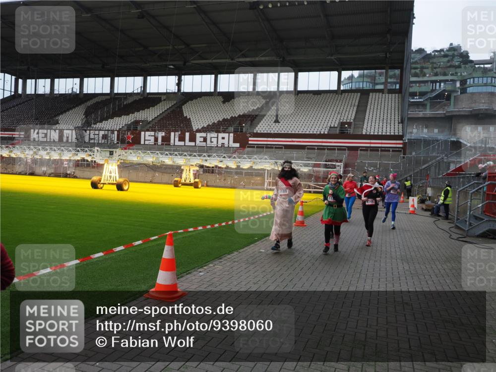 07.12.2025 - St. Pauli X-Mass-Run No. 15 Fabian Wolf http://msf.ph/oto/9398060 07.12.2025 10:48:44 Ziel 233, 290, 590, 592, 633, 935, 1009, 1087, 1188, 1189, 1515, 1516, 1517, 1521, 1895, 2268, 2269, 2512, 2515, 3017, 3019, 3346 meine-sportfotos.de