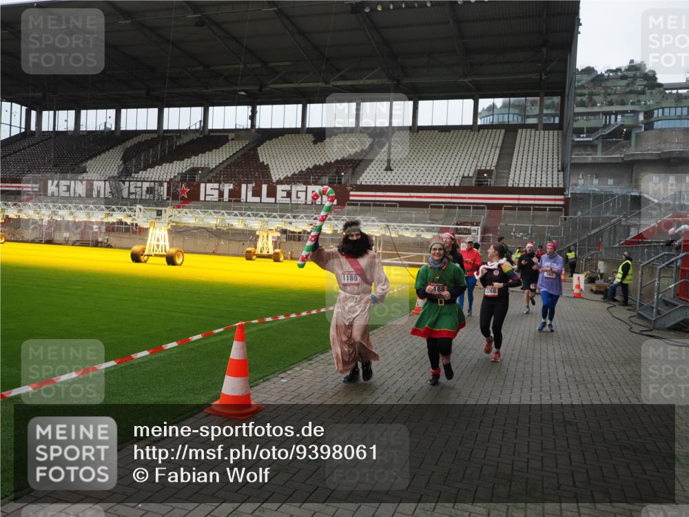 07.12.2025 - St. Pauli X-Mass-Run No. 15 Fabian Wolf http://msf.ph/oto/9398061 07.12.2025 10:48:45 Ziel 233, 290, 590, 592, 633, 935, 1009, 1087, 1188, 1189, 1515, 1516, 1517, 1521, 1895, 2268, 2269, 2512, 2515, 3017, 3019, 3346 meine-sportfotos.de