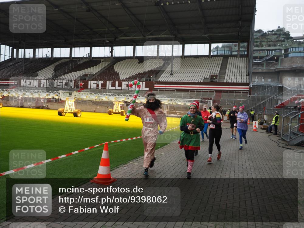 07.12.2025 - St. Pauli X-Mass-Run No. 15 Fabian Wolf http://msf.ph/oto/9398062 07.12.2025 10:48:46 Ziel 233, 290, 590, 592, 633, 935, 1009, 1087, 1188, 1189, 1515, 1516, 1517, 1521, 1895, 2268, 2269, 2512, 2515, 3017, 3019, 3346 meine-sportfotos.de