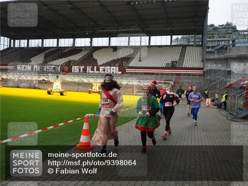 07.12.2025 - St. Pauli X-Mass-Run No. 15 Fabian Wolf http://msf.ph/oto/9398064 07.12.2025 10:48:46 Ziel 233, 290, 590, 592, 633, 935, 1009, 1087, 1188, 1189, 1515, 1516, 1517, 1521, 1895, 2268, 2269, 2512, 2515, 3017, 3019, 3346 meine-sportfotos.de