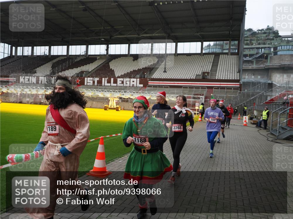07.12.2025 - St. Pauli X-Mass-Run No. 15 Fabian Wolf http://msf.ph/oto/9398066 07.12.2025 10:48:47 Ziel 233, 290, 590, 592, 935, 1009, 1087, 1188, 1189, 1515, 1516, 1517, 1521, 1895, 2268, 2269, 2512, 2515, 3017, 3019, 3346 meine-sportfotos.de