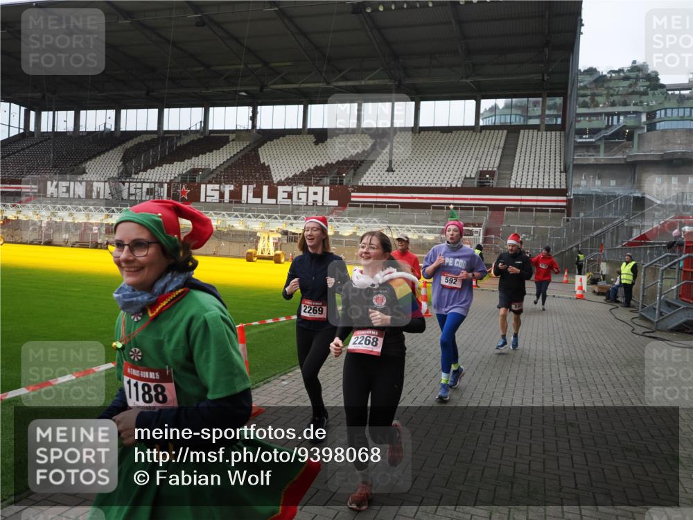 07.12.2025 - St. Pauli X-Mass-Run No. 15 Fabian Wolf http://msf.ph/oto/9398068 07.12.2025 10:48:47 Ziel 233, 290, 590, 592, 935, 1009, 1087, 1188, 1189, 1515, 1516, 1517, 1521, 1895, 2268, 2269, 2512, 2515, 3017, 3019, 3346 meine-sportfotos.de